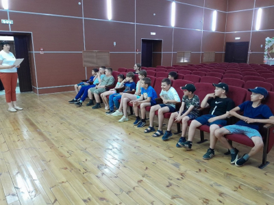 КТО ЗНАЕТ ПРАВИЛА ДОРОЖНОГО ДВИЖЕНИЯ — ТОМУ ПОЧЕТ И УВАЖЕНИЕ!