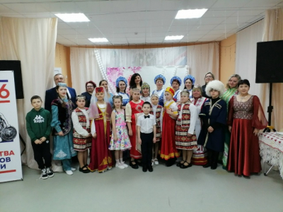В преддверии самого красивого праздника весны в сельском клубе «Два Ленина» прошла концертная программа, посвященная Международному женскому дню и открытию года единства народов России.