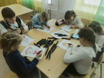 Живут в России разные народы с давних пор. Одним тайга по нраву, другим — степной простор. Народов много — страна одна.