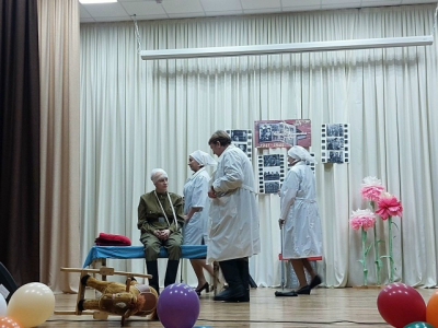 ЛИСТАЯ ФРОНТОВОЙ АЛЬБОМ.